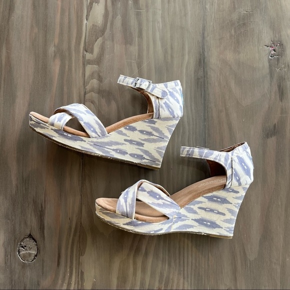 TOMS Womens Printed Hemp Strappy Wedge Sandal Ikat Blue & White size: 9.5 - Picture 2 of 10